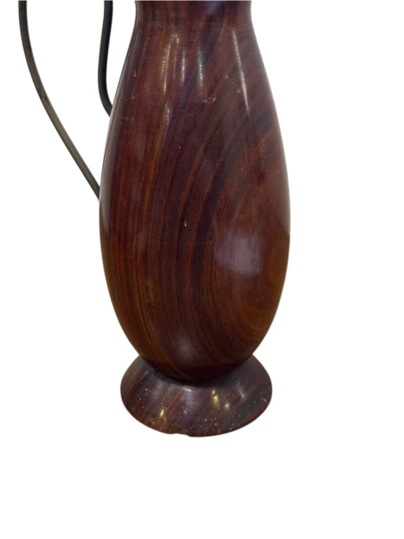 Jarra ornamental de madera torneada con asa metálica - Imagen 4