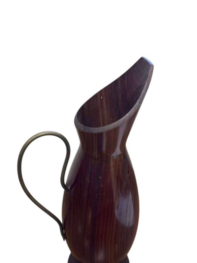 Jarra ornamental de madera torneada con asa metálica - Imagen 7