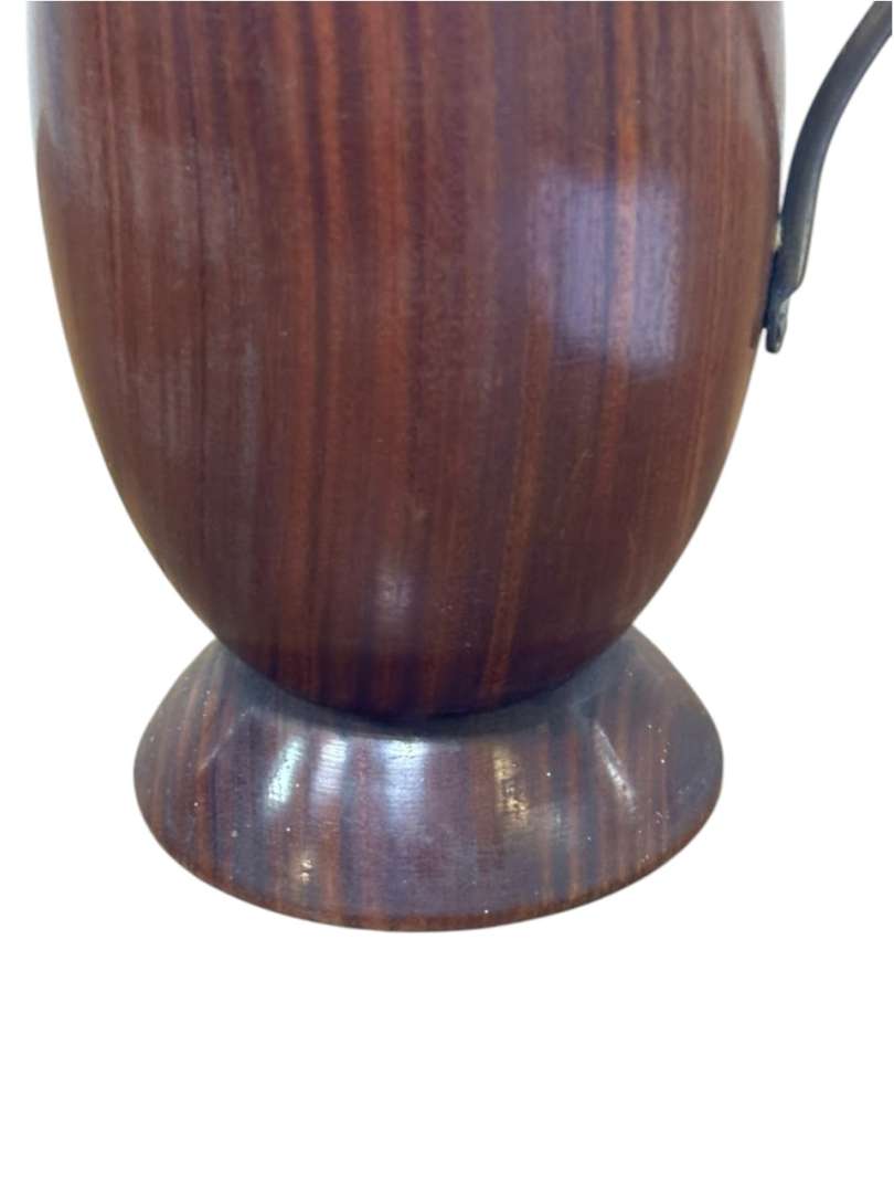 Jarra ornamental de madera torneada con asa metálica - Imagen 8