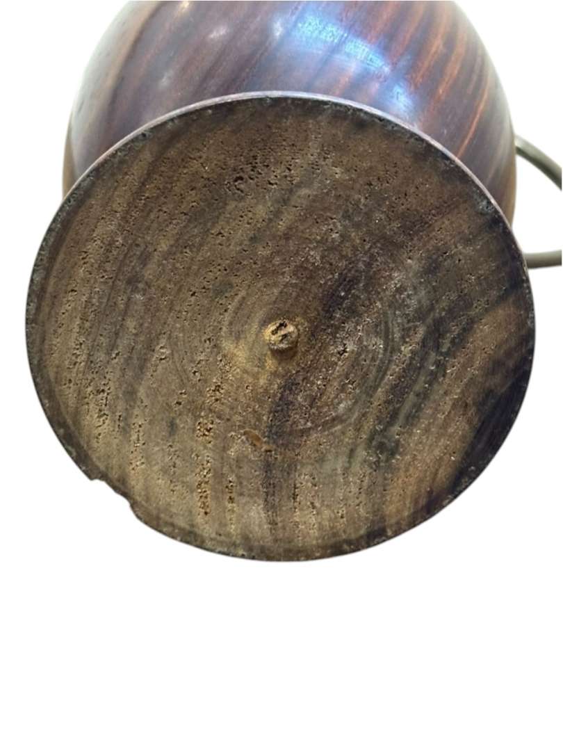 Jarra ornamental de madera torneada con asa metálica - Imagen 9