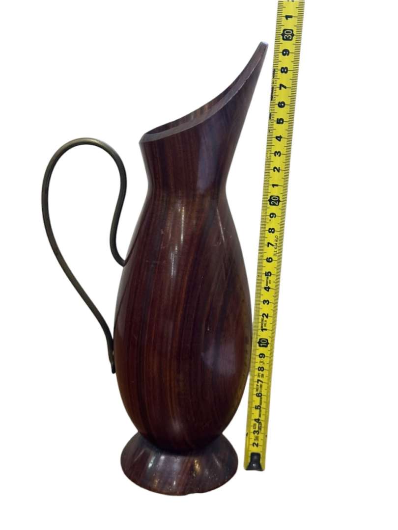 Jarra ornamental de madera torneada con asa metálica - Imagen 11