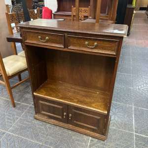 Mueble organizador de madera con cajones y puertas estilo clásico