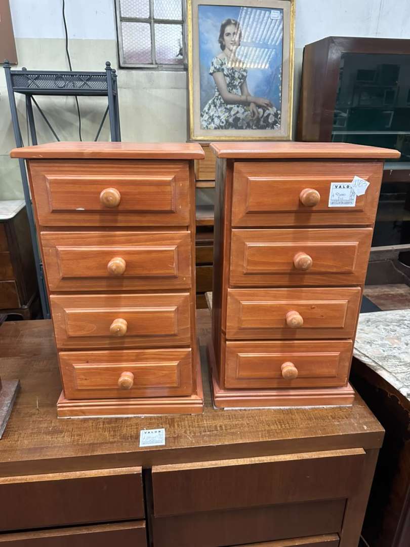 Par de mesitas de luz / cajoneras auxiliares de madera estilo campo - Imagen 2