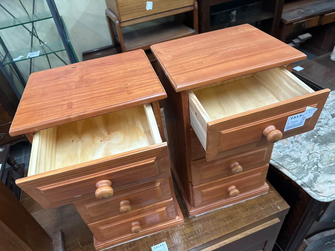 Par de mesitas de luz / cajoneras auxiliares de madera estilo campo - Imagen 4