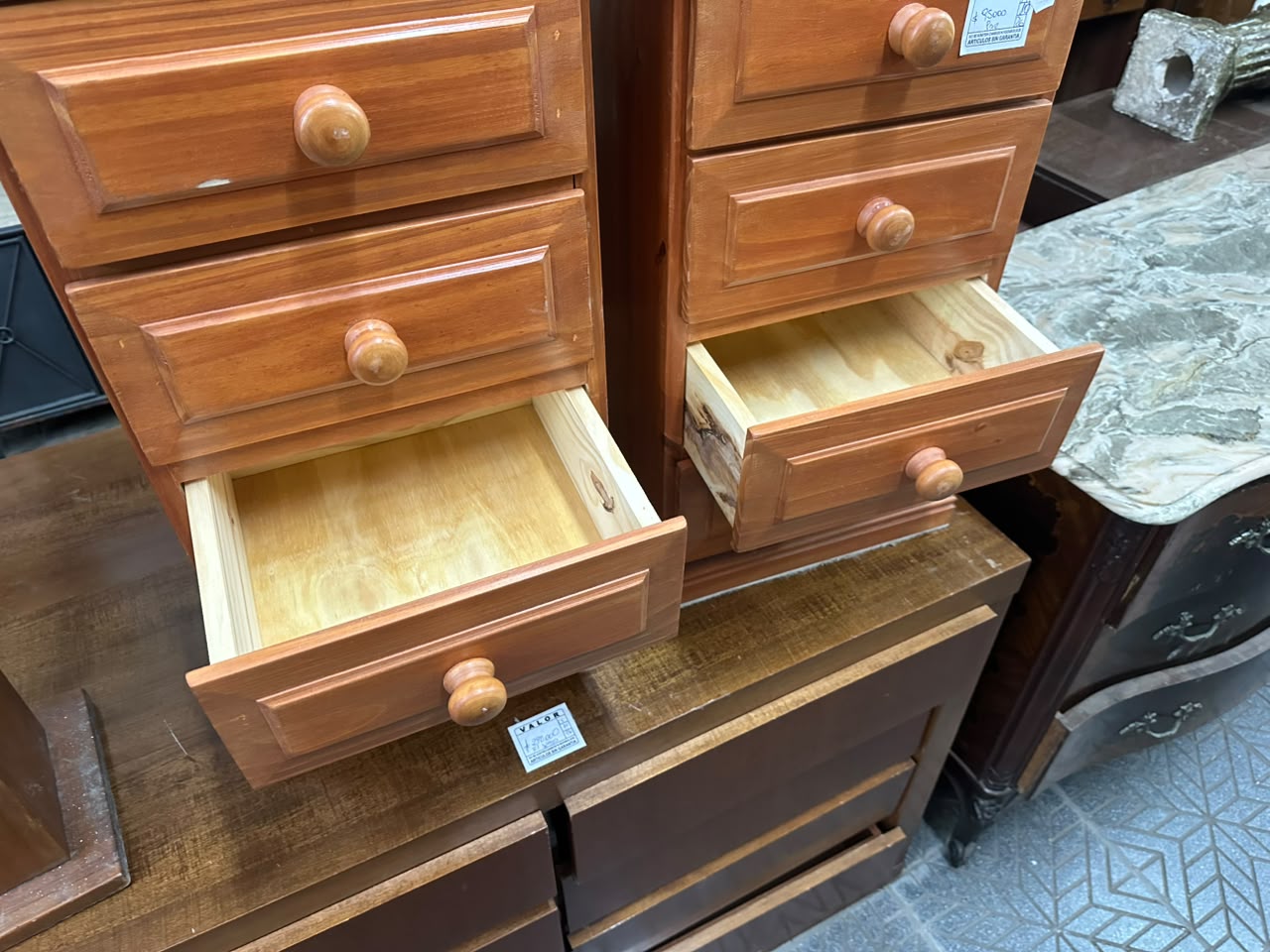 Par de mesitas de luz / cajoneras auxiliares de madera estilo campo - Imagen 5