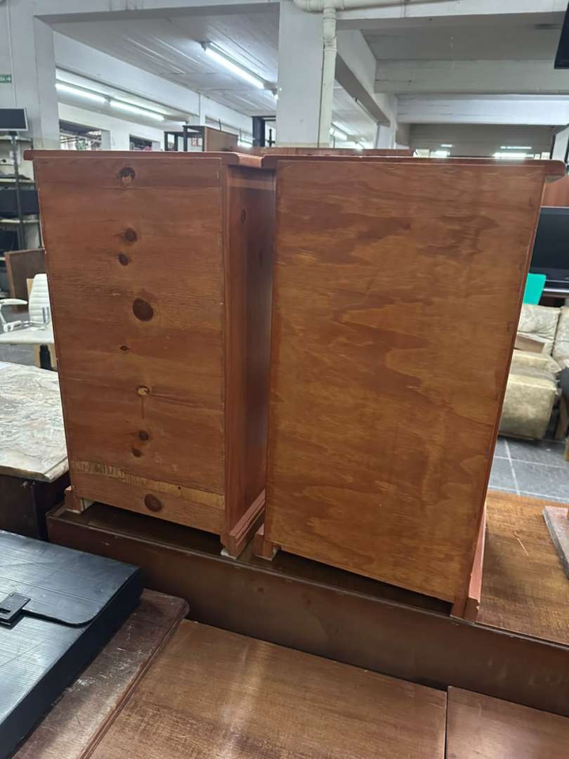 Par de mesitas de luz / cajoneras auxiliares de madera estilo campo - Imagen 7